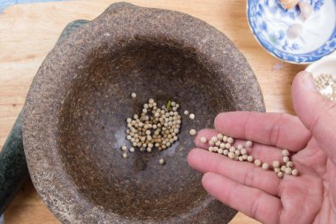 Harç için biber koyarak Şef