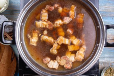 Şef koyarak pota çizgili domuz eti pişmiş