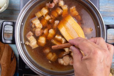 Yemek pişirmek için baharat koyarak Şef