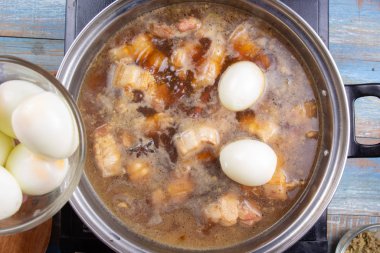 Yemek pişirmek için haşlanmış yumurta koyarak Şef