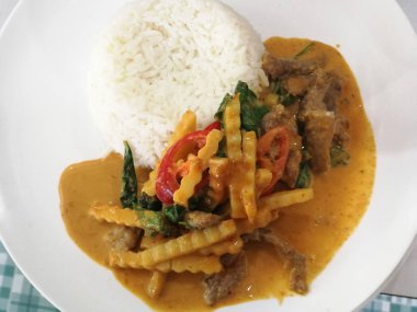 Pirinçli kırmızı köri bifteği 