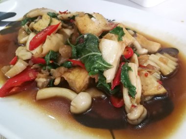 Fesleğenle karışık baharatlı mantar karıştır. 