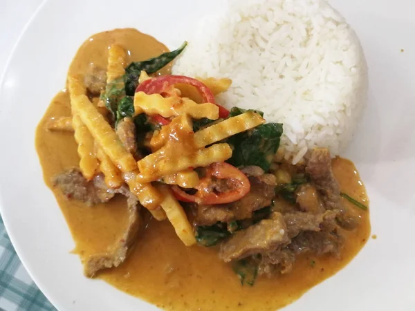 Vörös curry marhahús rizzsel — Stock Fotó