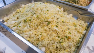 Tepside yengeç etli kızarmış pirinç. 