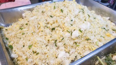 Tepside yengeç etli kızarmış pirinç.