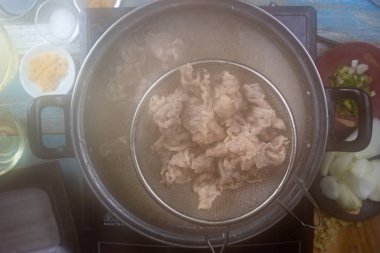 Pişirmek için sıcak suyla haşlanmış et.