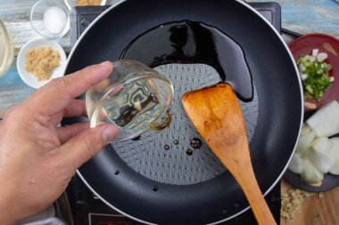 Aşçı yemek pişirmek için aynayı gözlüyor.