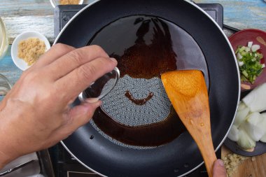 Aşçı yemek pişirmek için aynayı gözlüyor.