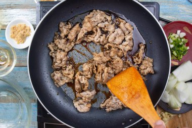 Aşçıbaşı tarafından tavada pişirilmiş sığır eti