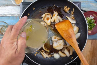 Şef yemek pişirmek için çorba hazırlıyor.