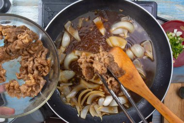 Şef tavaya bir dilim pişmiş et koydu.