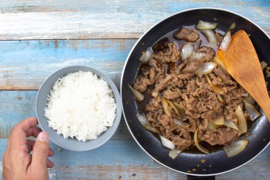 Şef pilav ile pişirilmiş et hazırla.