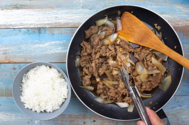 Şef pilav ile pişirilmiş et hazırla.