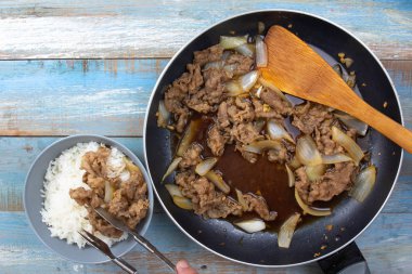 Şef pilav ile pişirilmiş et hazırla.