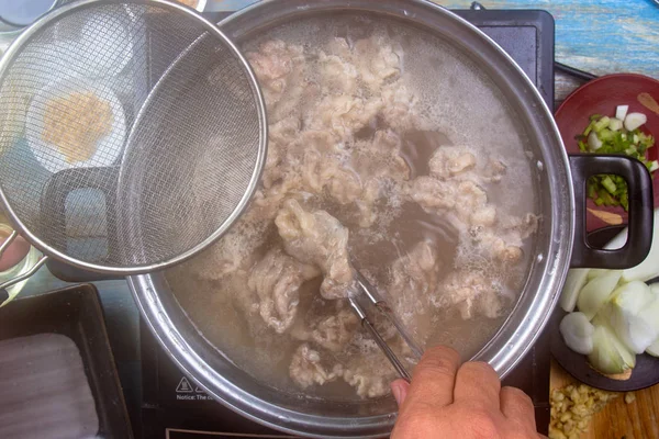 Chef échalote de bœuf à l'eau chaude pour la cuisine — Photo