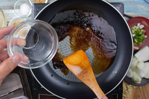 Шеф-повар готовит мирин на сковороде — стоковое фото