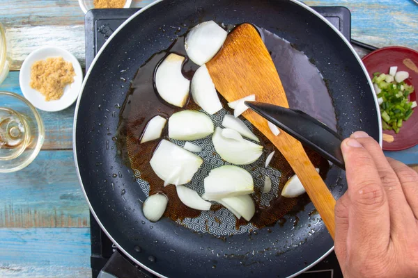 Chef fritando Cebola em uma panela — Fotografia de Stock