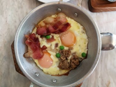 Sıcak Tava Yumurtaları 