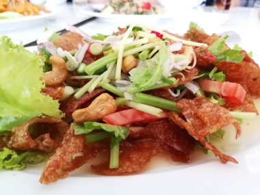 Salata kıtır kıtır domuz Tayland usulü.