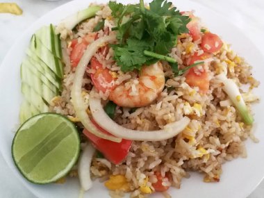 Kızarmış karidesli pilav 