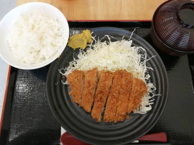 Crispy deep fried pork with rice 