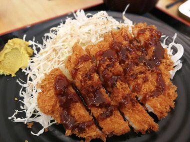 Crispy deep fried pork with rice 