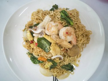 Kızarmış baharatlı şehriye. 