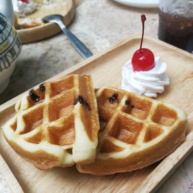 dondurma ve muz ile waffle 