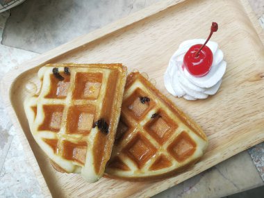 Krem şantili waffle.