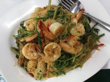 Mimosa ve karidesli kızarmış pirinç eriştesi.