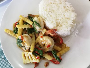 Kızarmış fesleğen, baharatlı karides ve pirinç. 