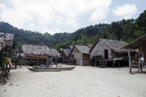 Moken pueblo de madera en la isla surin — Foto de Stock