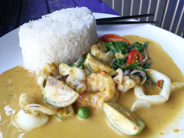 Zielone owoce morza curry z ryżem — Zdjęcie stockowe