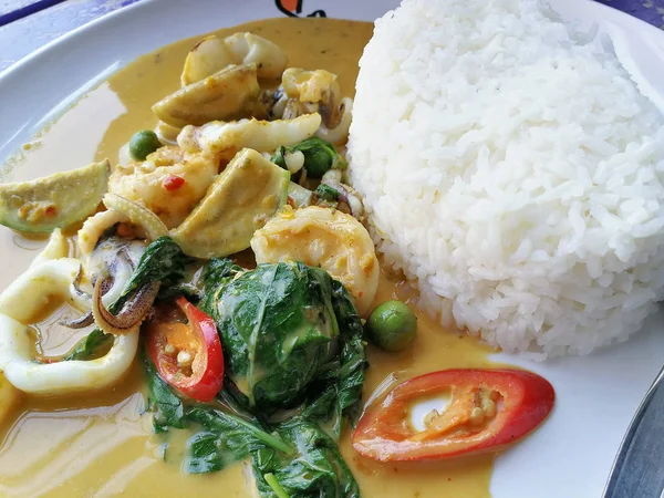 Fruits de mer au curry vert avec riz — Photo