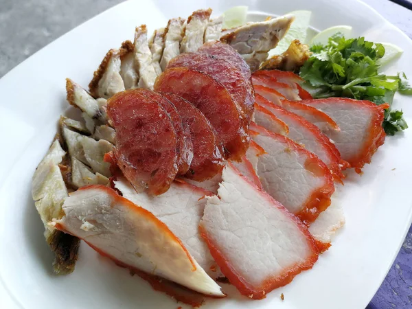 Daging babi merah panggangan, daging babi renyah dan gaya sosis Cina disajikan di — Stok Foto