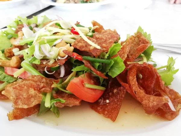 Salade kruidig krokant varkensvlees Thaise stijl — Stockfoto