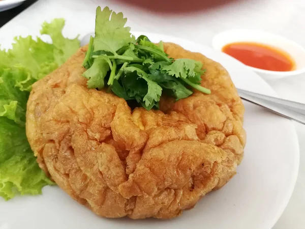Omlett thai stílus a tányéron — Stock Fotó