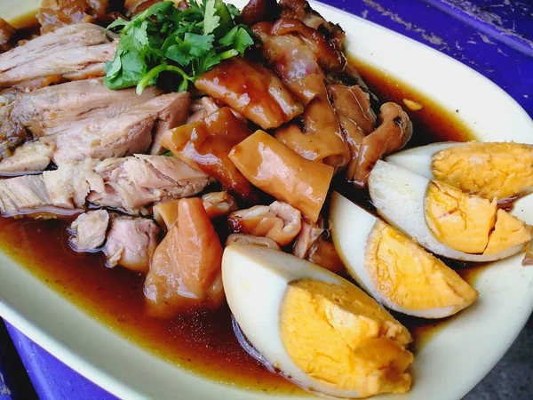 Daging babi kaki rebus dengan telur rebus — Stok Foto