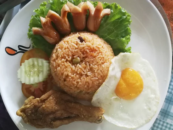 Жареный рис и яичница — стоковое фото