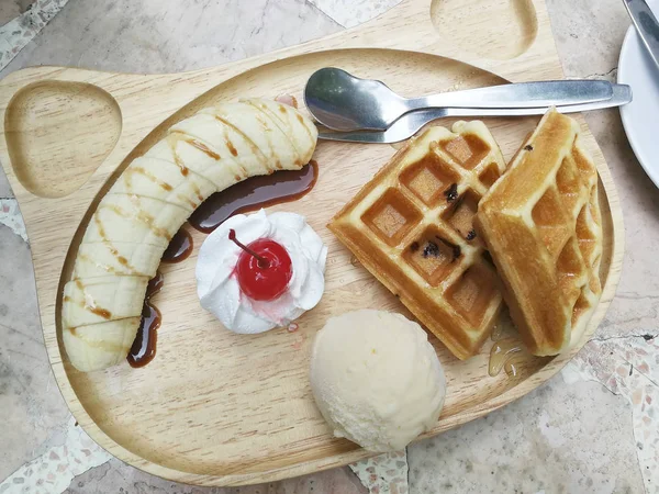 Waffle with ice cream and banana — Stock Photo, Image