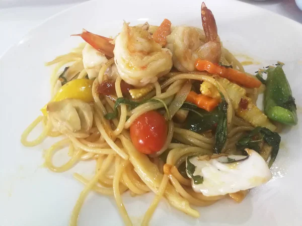 Spaghetti zeevruchten op witte schotel — Stockfoto