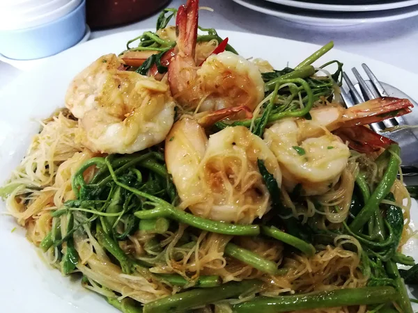 Nouilles de riz frit à l'eau Mimosa et crevettes — Photo