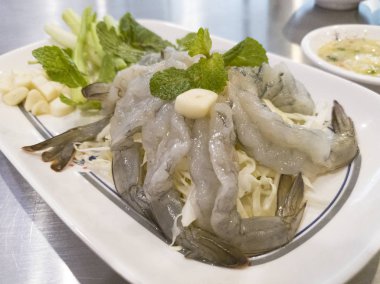 çiğ karides balık sosu