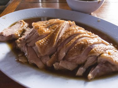 Beyaz tabakta pişirilmiş ördek.