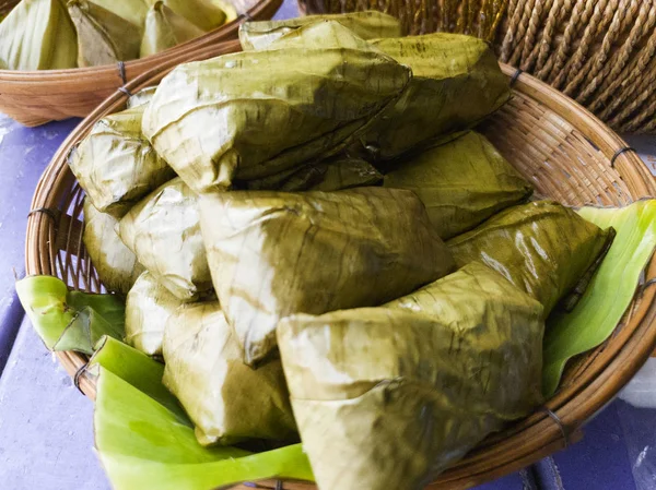 Banana with Sticky rice in Banana leaf  / Thai desserts — Stock Photo, Image