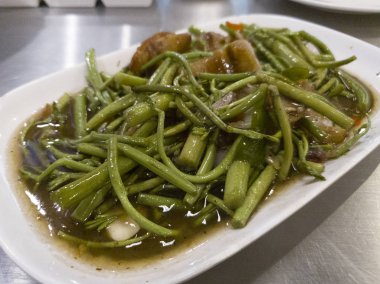 Kızarmış su mimozası ve gevrek domuz eti. 