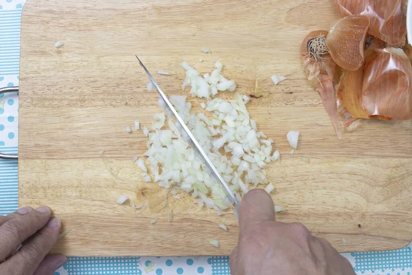 Σεφ κόβοντας κρεμμύδι πριν από το μαγείρεμα — Φωτογραφία Αρχείου