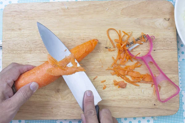 Chef mengupas wortel — Stok Foto