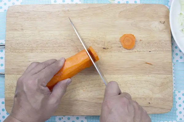 Шеф-повар режет морковь / Вид сверху — стоковое фото