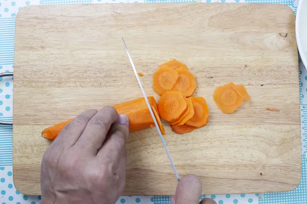 Chef memotong wortel / Top view — Stok Foto